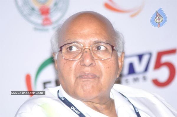 ramoji rao,four channels,reliance group,news channel  రామోజీ నుండి మరో నాలుగు చానెల్స్‌!